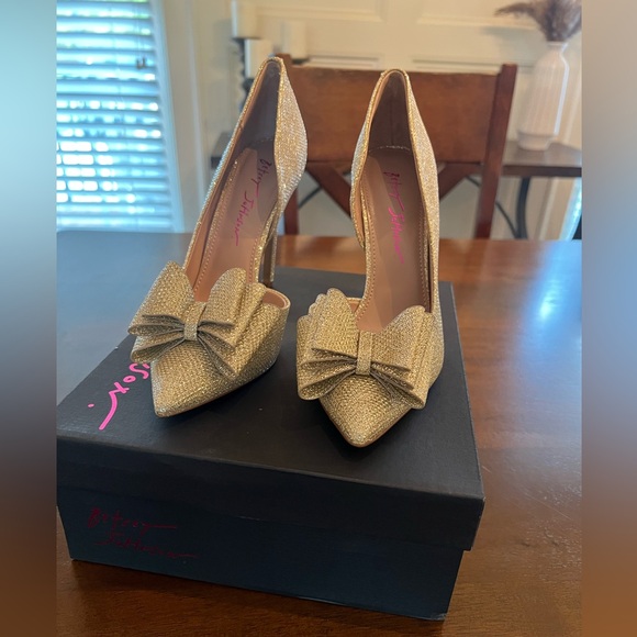 NWT Betsy Johnson Prince Gold Sparkle heels with bow Prom Formal Shoes Size 7 - Picture 2 of 9